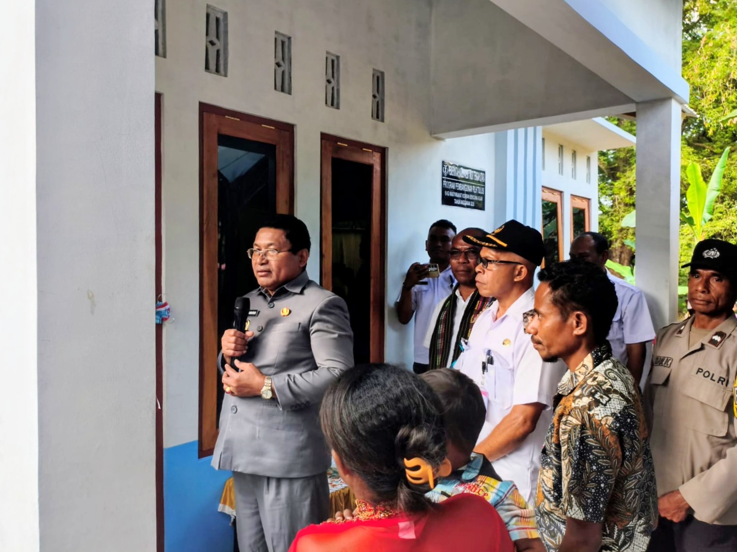 Wakil Bupati TTU Serahkan Kunci Rumah kepada Tiga Warga Naob Terdampak Bencana