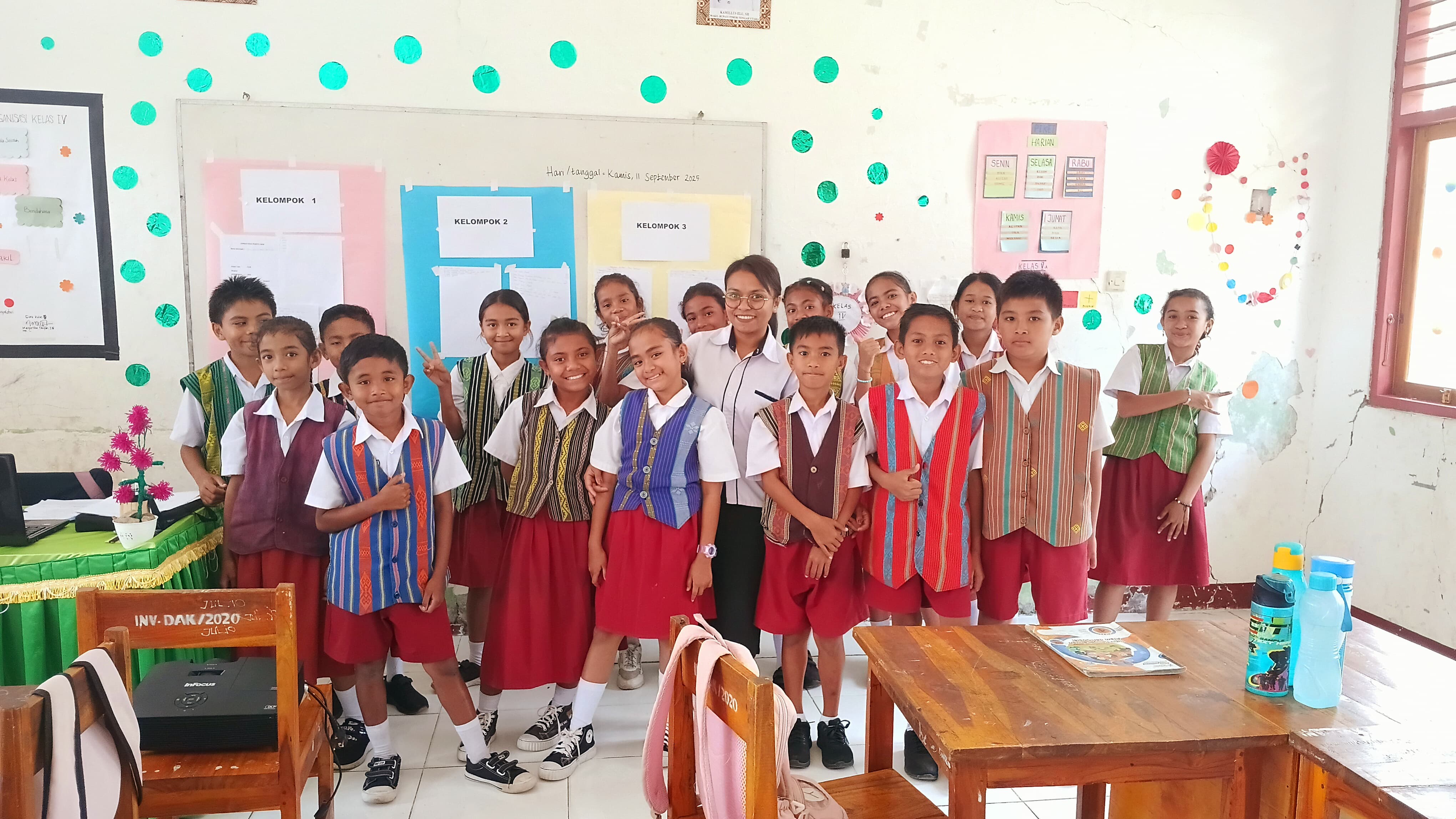 Ibu Guru Lia Berfoto bersama anak -anak di kelas 
