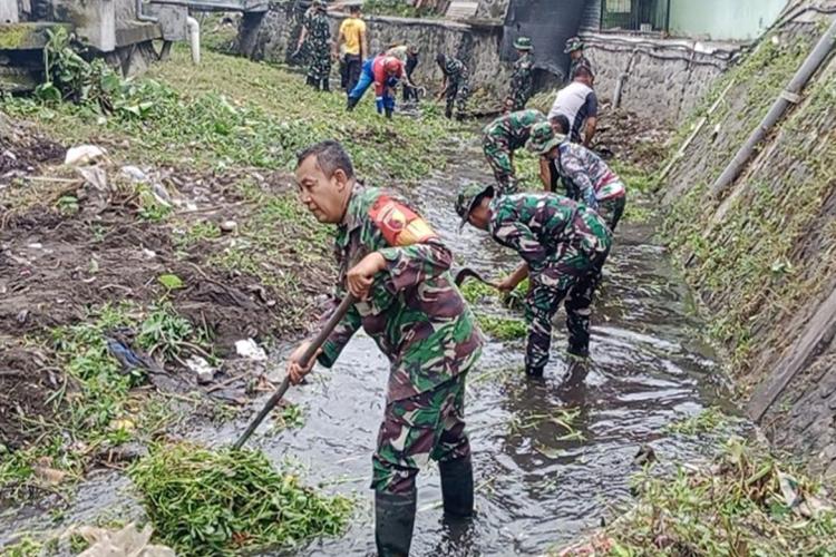 [ID] Peringati Hari Juang Kartika ke-79, Koramil 0808/01 Sukorejo Gelar Aksi Bersih Sungai di Kepanjenkidul