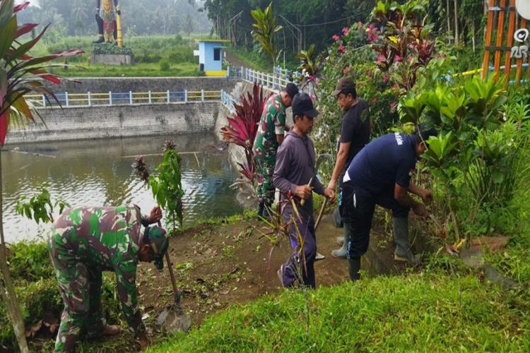 [ID] Babinsa Desa Sukosewu Bersama Warga Bersihkan Sumber Mata Air Telaga Urung-Urung