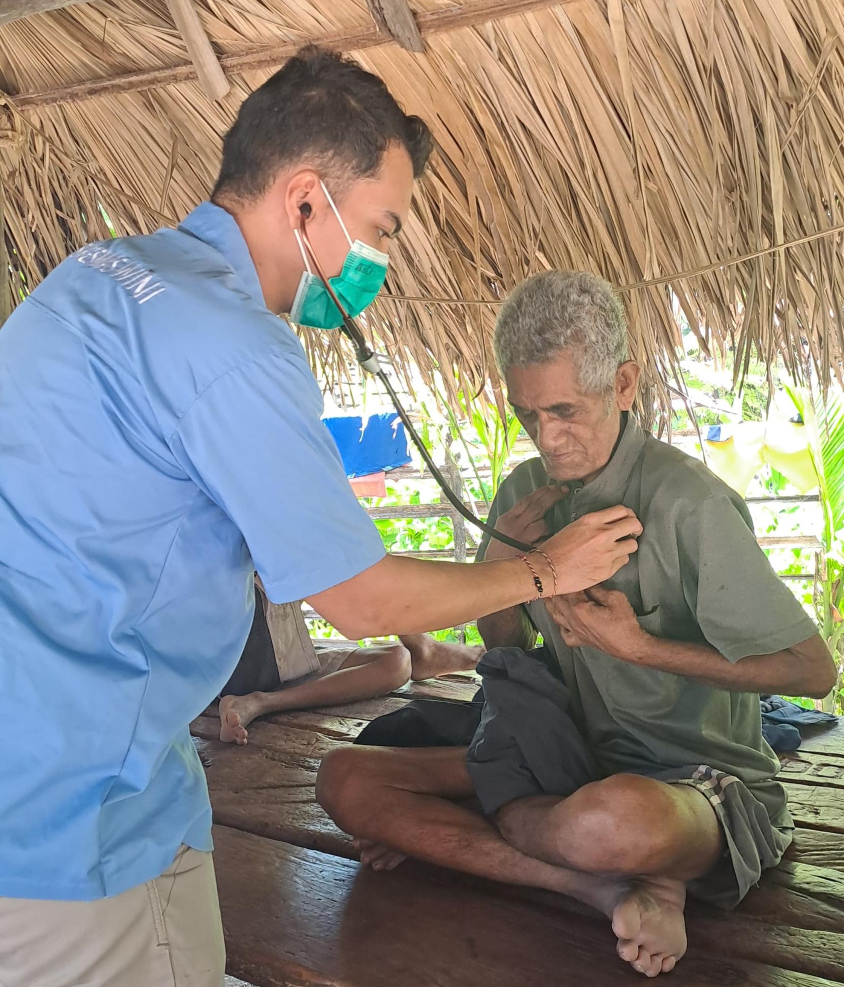 [ID] Dari Pintu ke Pintu, Puskesmas Wini Menjemput yang Rentan