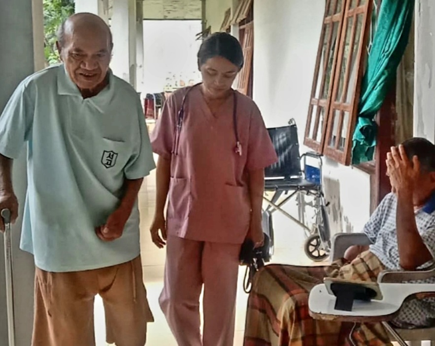 [ID] Di Perbatasan RI RDTL Perawat Ini Rawat Pemimpin Rohani yang Sakit dengan Ketulusan Hati