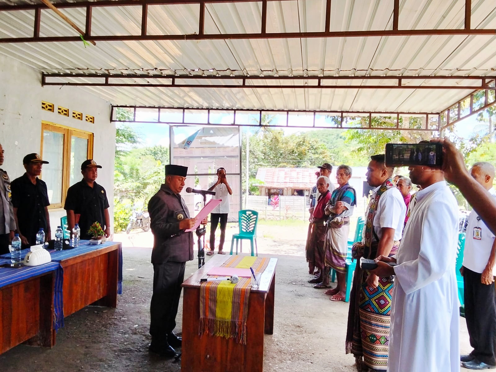 [ID] Pengambilan Sumpah BPD Manunain A, Camat Insana Tekankan Sinergi dan Jaga Kondusif Jelang Paskah 2026