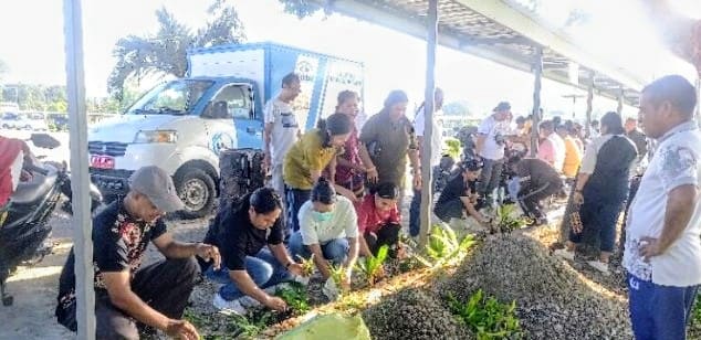 [ID] Gotong Royong ASN TTU Percantik Selasar Kantor Bupati dengan Penanaman Bunga