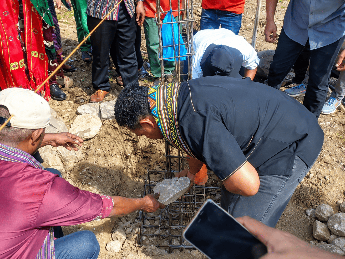 [ID] Bupati TTU Letakkan Batu Pertama Kantor Desa Nunmafo, Wujud Nyata Semangat Gotong Royong dan Kemandirian Desa