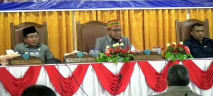 [ID] Wabup TTU Hadiri Paripurna DPRD, Pemkab Serahkan Dokumen KUA-PPAS Induk dan Perubahan
