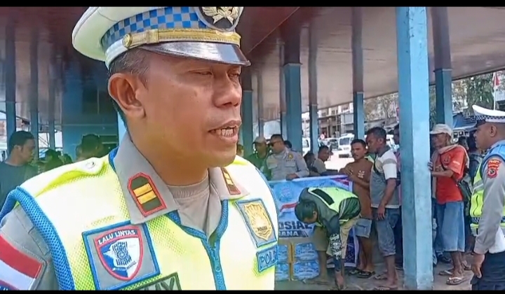 HUT Lalu Lintas ke 71, Satlantas Polres TTU Bagikan Sembako kepada Tukang Ojek dan Sopir Angkutan Umum